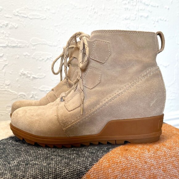 Sorel Evie Lace Tan (Ancient Fossil) Suede Wedge Bootie Size 9.5 NL3322-271 - Picture 1 of 7